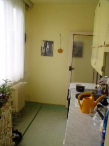 Dr. byt 2+1 s j�delnou a balkonem nedaleko centra �B