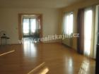 Prodej luxusn�ho bytu s gar��, parkovac�m st�n�m, teraso...