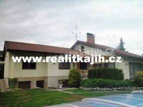 Luxusn vila se st. pozemkem v Dobicch
