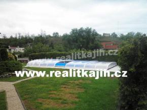 Luxusn vila se st. pozemkem v Dobicch