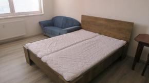 Pron�jem za��zen� garsonky s�dli�t� M�r �. Krumlov