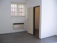 Pron�jem obchodu na Latr�ni v �esk�m Krumlov�