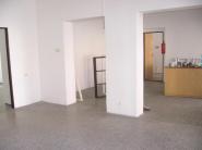 Pron�jem obchodu na Latr�ni v �esk�m Krumlov�