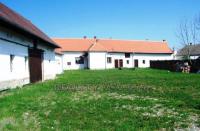Uzav�en� statek s vedlej��mi stavbami
